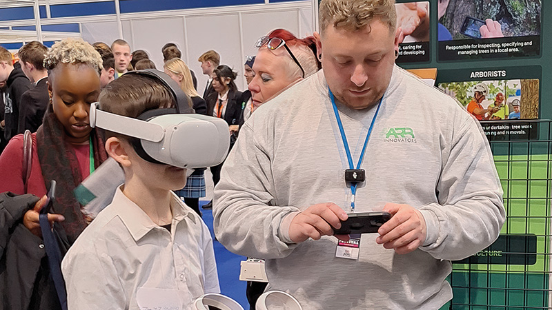 Arb Ambassador teaching VR to young student